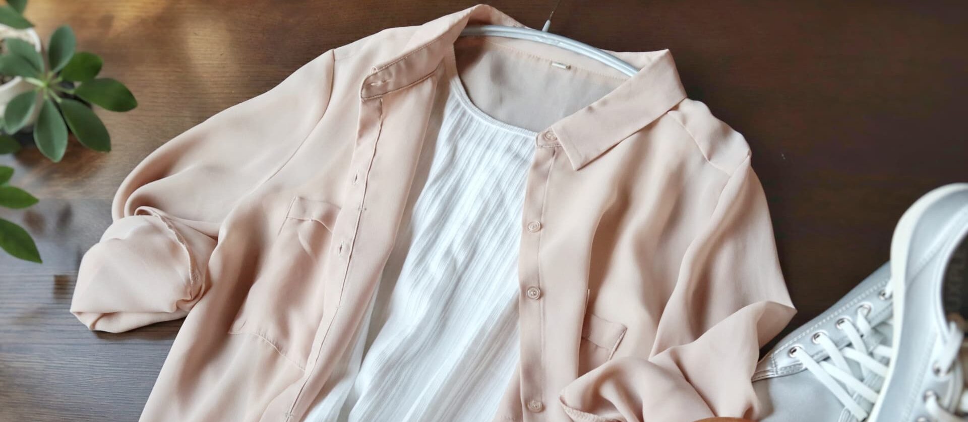 ワールドオンラインストアのセール情報を紹介するイメージ。対象商品やブランド別のセール価格、比較ポイントを確認できるファッション通販セールページのイメージ。