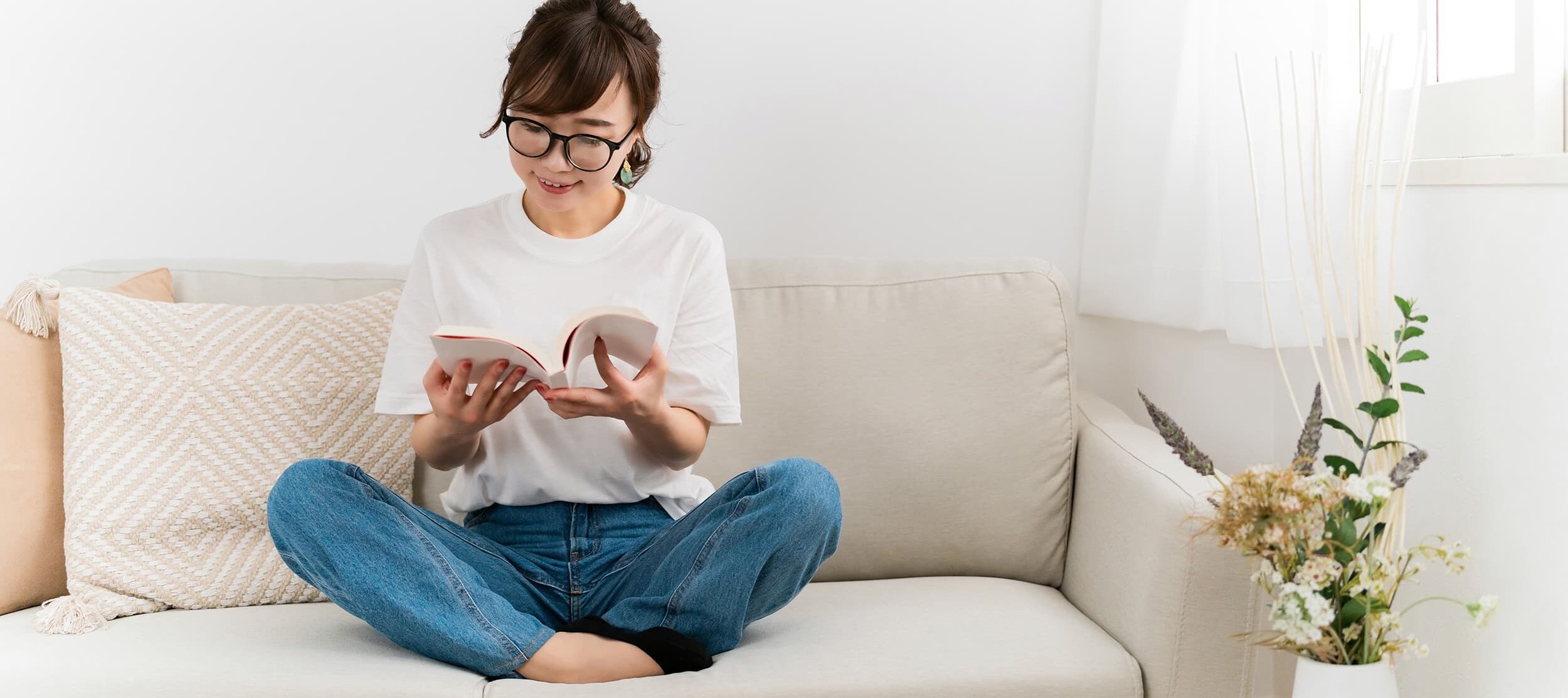 レオパレスの賃貸物件を比較するイメージ。家具家電付きの室内と料金・初期費用のポイントを確認している様子