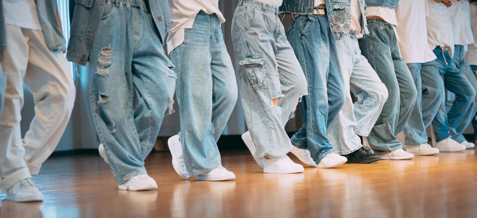 セカンドストリートのリユース活用を紹介するイメージで、衣料品やブランド品の買取・購入の流れや店舗利用の様子を表したトップ画像